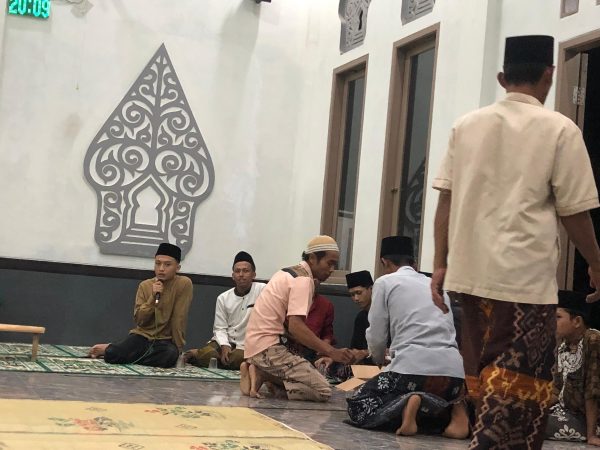 Peringatan Malam 10 Sura di Masjid Umar bin Khotob: Kebersamaan Masyarakat Dusun Kali Putri dan Mahasiswa KKN Universitas Nahdlatul Ulama Al Ghazali Cilacap