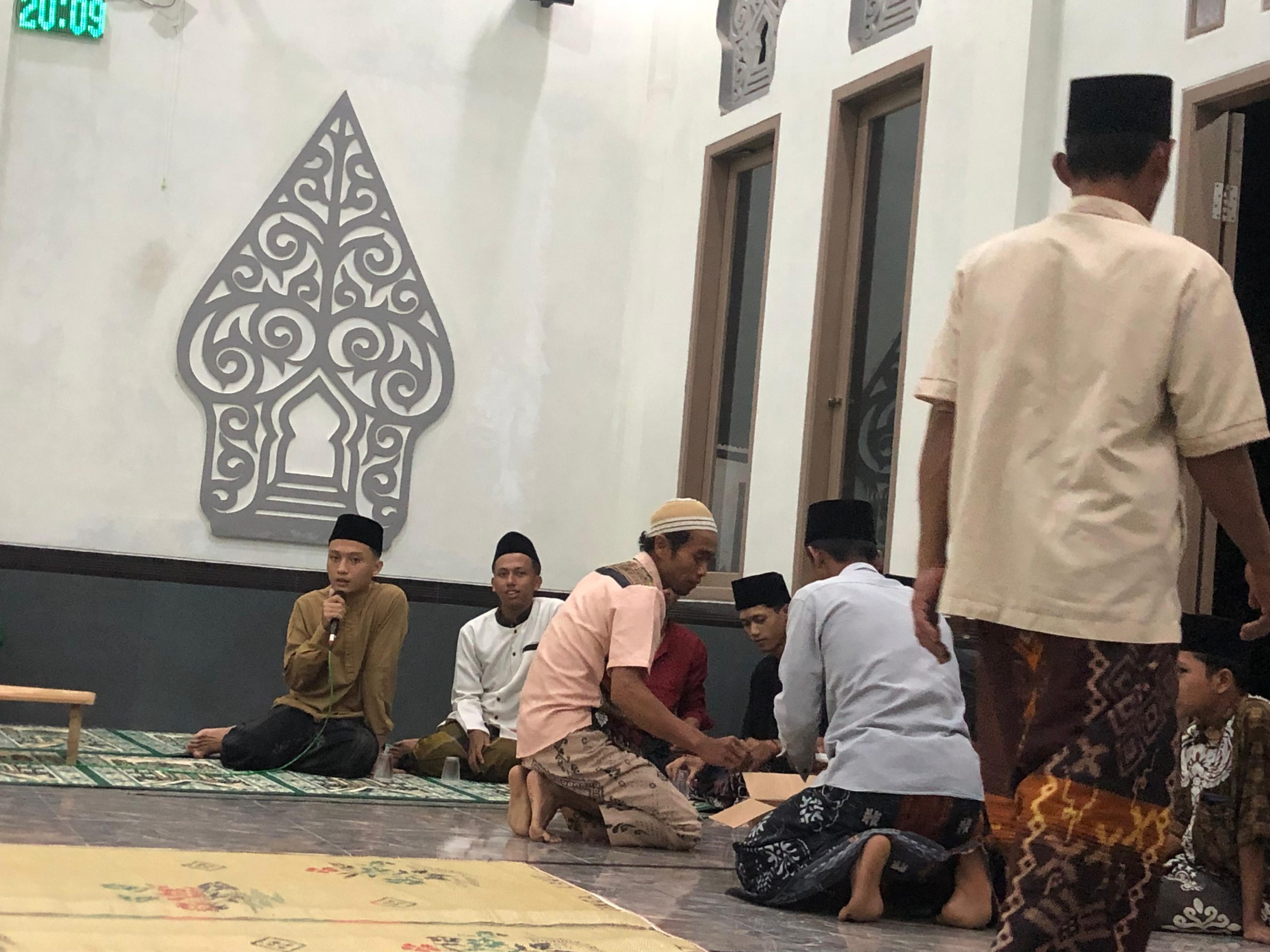 Peringatan Malam 10 Sura di Masjid Umar bin Khotob: Kebersamaan Masyarakat Dusun Kali Putri dan Mahasiswa KKN Universitas Nahdlatul Ulama Al Ghazali Cilacap