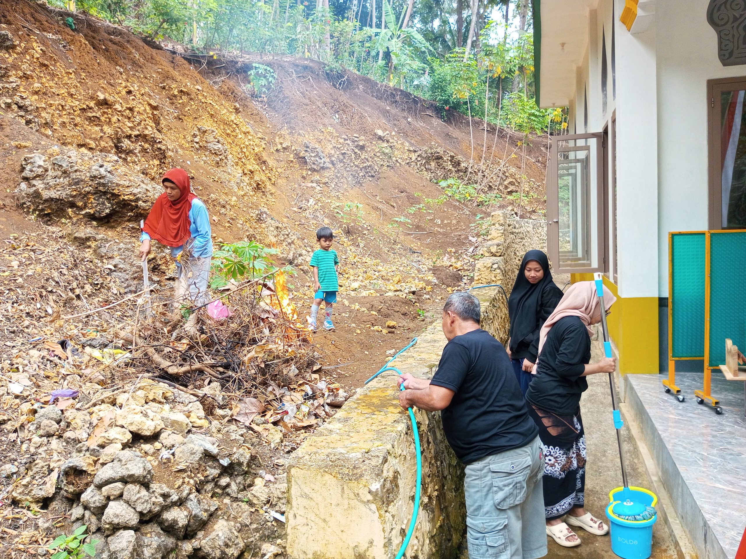 Kegiatan Bersih-Bersih Masjid Umar bin Khotob Dusun Kali Putri, Desa Mangunweni oleh Mahasiswa KKN UNUGHA Kelompok 13