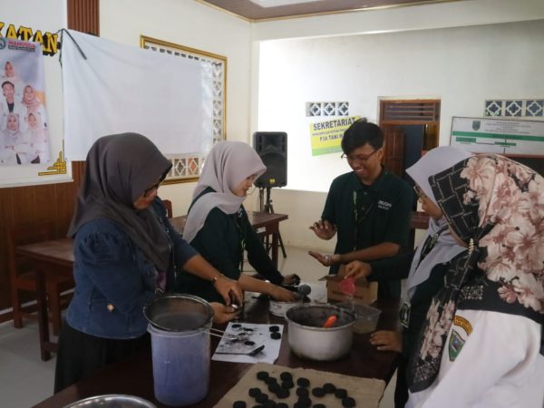 Kreatif Kelola Limbah: Warga Mangunweni Sulap Batok Kelapa Jadi Briket Bersama Kelompok 13 KKN UNUGHA Cilacap