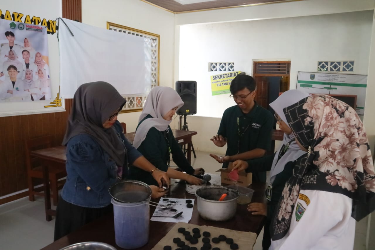 Kreatif Kelola Limbah: Warga Mangunweni Sulap Batok Kelapa Jadi Briket Bersama Kelompok 13 KKN UNUGHA Cilacap