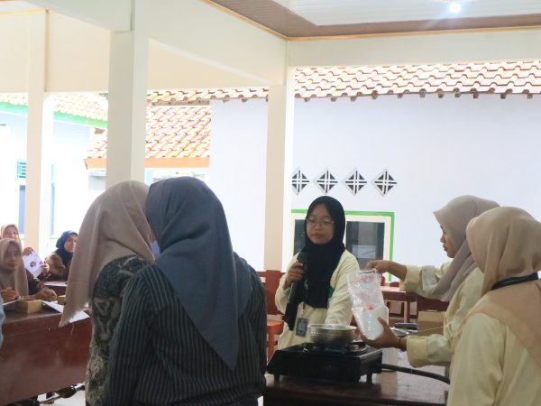 Ubah Limbah Jadi Berkah: Ibu-Ibu PKK Mangunweni Ciptakan Lilin Aromaterapi dari Minyak Jelantah