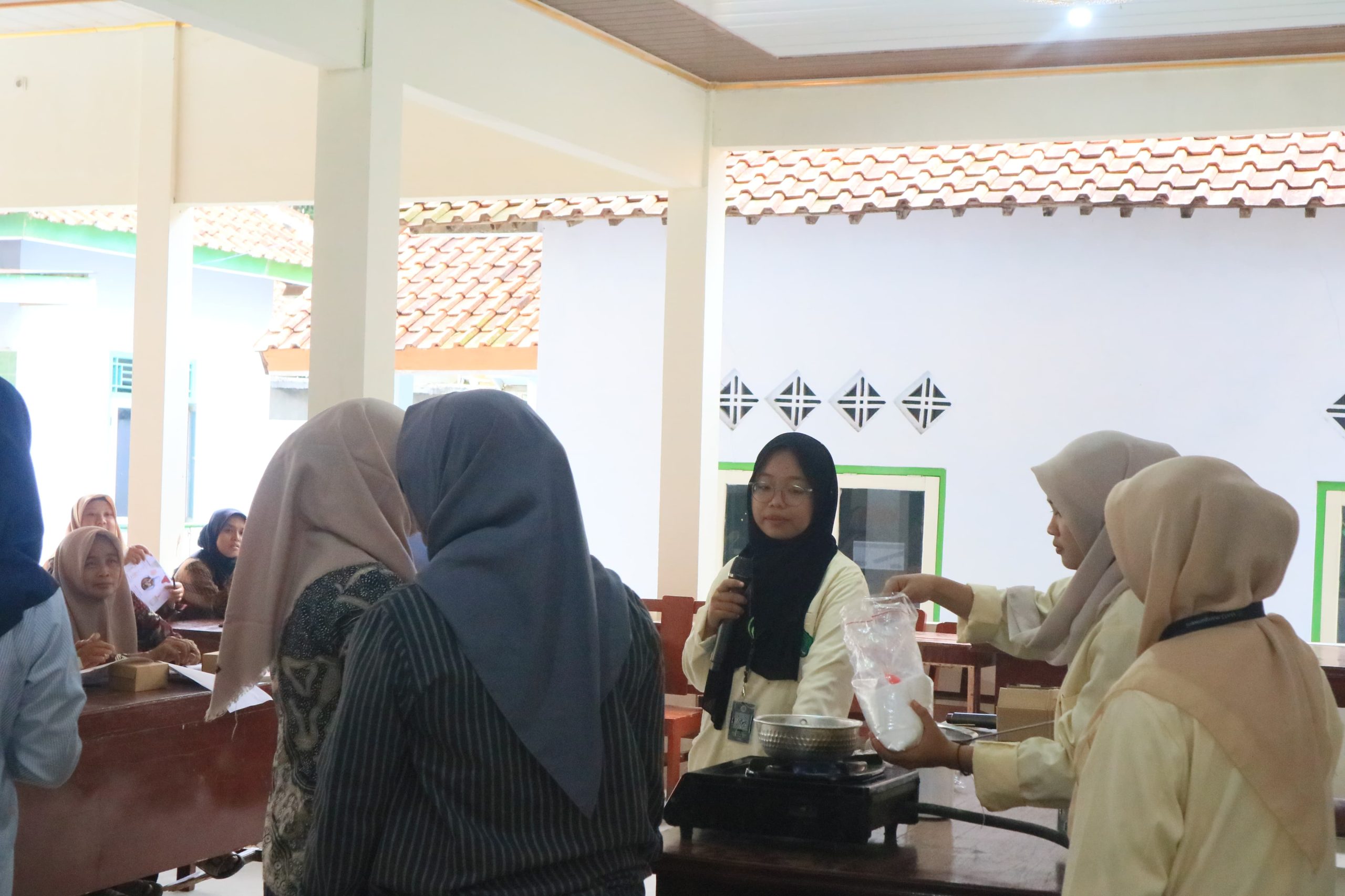 Ubah Limbah Jadi Berkah: Ibu-Ibu PKK Mangunweni Ciptakan Lilin Aromaterapi dari Minyak Jelantah